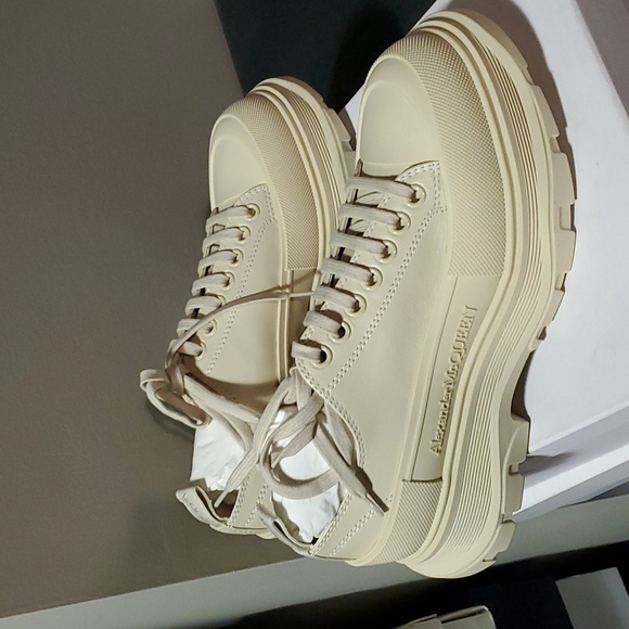 Sz 41.5 NIB $695 Alexander McQueen leather sneakers